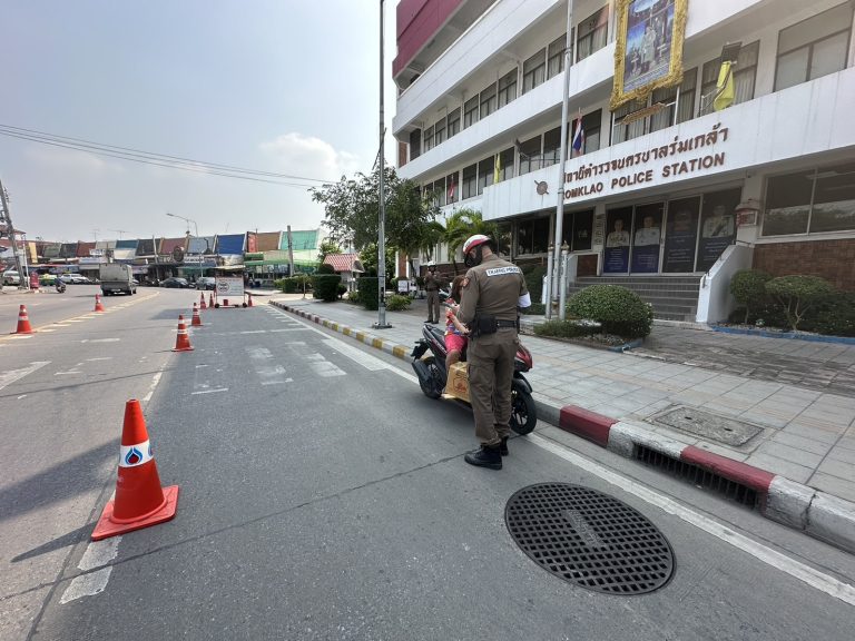 จราจร สน.ร่มเกล้า กวดขันวินัยจราจรเพื่อความปลอดภัยของผู้ขับขี่